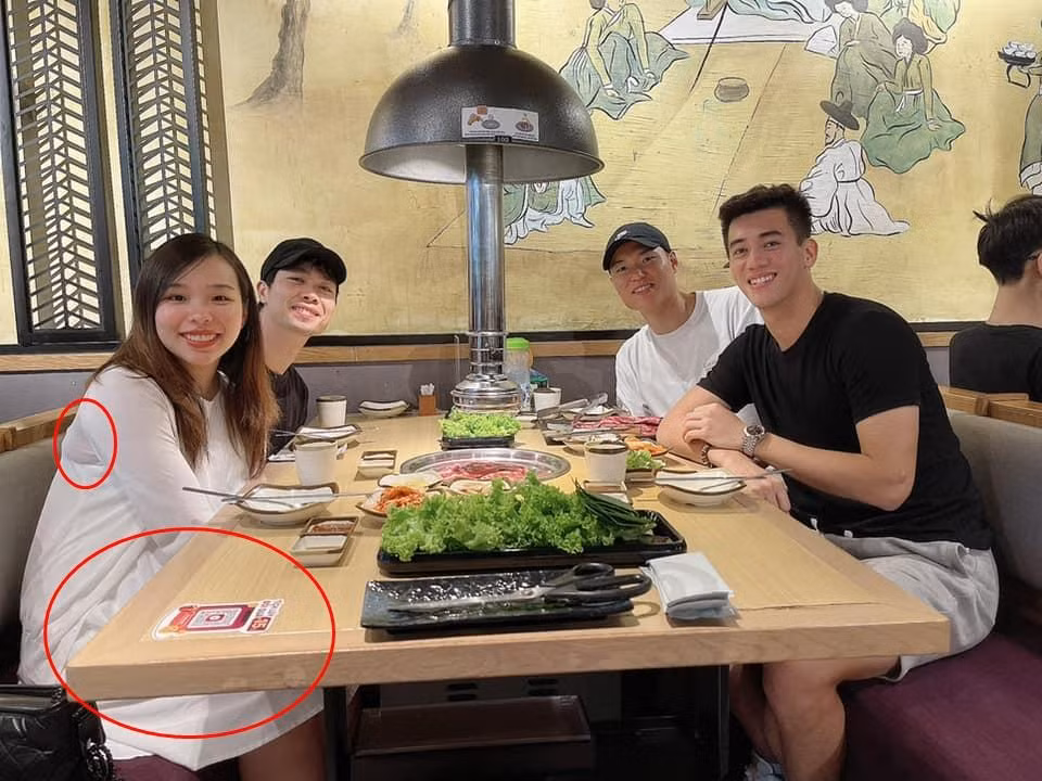  Bà xã Công Phượng mới đây khiến người hâm mộ bán tín bán nghi về việc đang mang thai, chuẩn bị sinh con sau gần nửa năm lấy chồng. Thông tin này rộ lên từ khi bức ảnh của cầu thủ Nguyễn Tiến Linh chia sẻ đi ăn cùng vợ chồng anh và trung vệ HAGL Kim Dong-su vào tối 30/4.