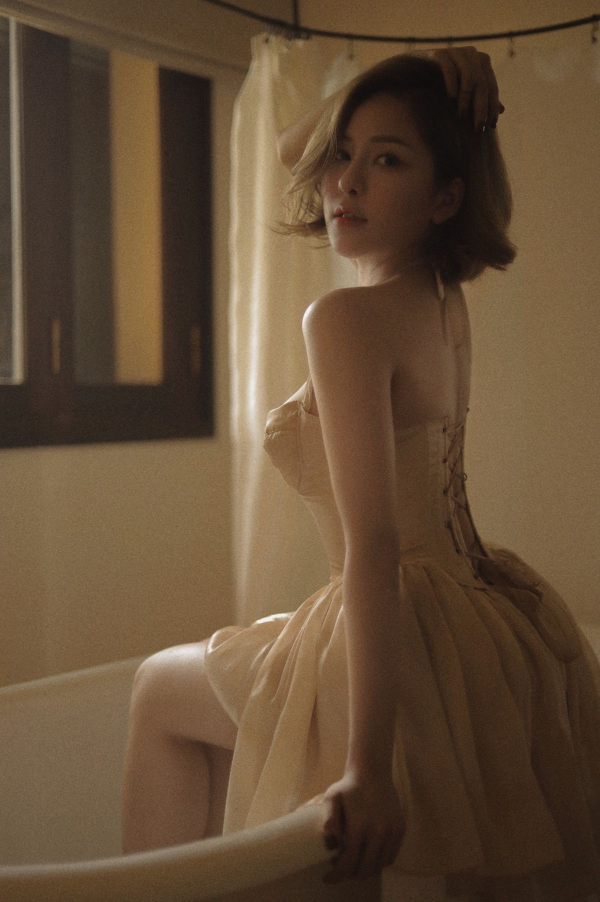 Khi được hỏi: "Nếu bây giờ có đại gia ngỏ lời yêu, chị nghĩ sao?". Trâm Anh chia sẻ: "Đại gia thì vô vàn lắm! Nhưng một người có thể chu toàn, giúp cuộc sống của tôi đỡ vất vả hơn mà ngỏ lời thì ok thôi. Tất nhiên tôi vẫn phải tìm hiểu người ta xem đó là con người như thế nào, có thật sự yêu thương mình không hay chỉ là chơi bời qua đường."