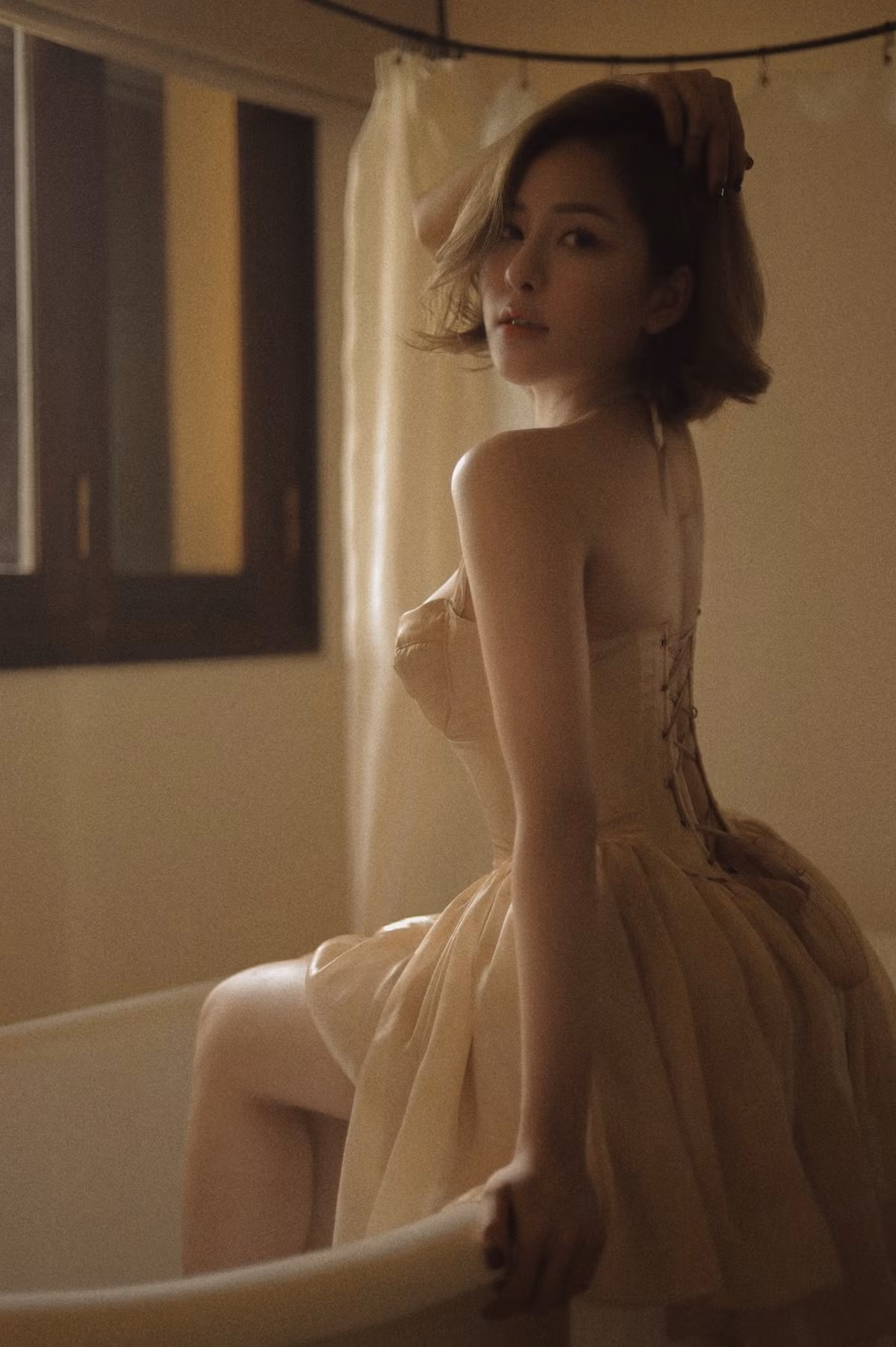 Khi được hỏi: "Nếu bây giờ có đại gia ngỏ lời yêu, chị nghĩ sao?". Trâm Anh chia sẻ: "Đại gia thì vô vàn lắm! Nhưng một người có thể chu toàn, giúp cuộc sống của tôi đỡ vất vả hơn mà ngỏ lời thì ok thôi. Tất nhiên tôi vẫn phải tìm hiểu người ta xem đó là con người như thế nào, có thật sự yêu thương mình không hay chỉ là chơi bời qua đường."