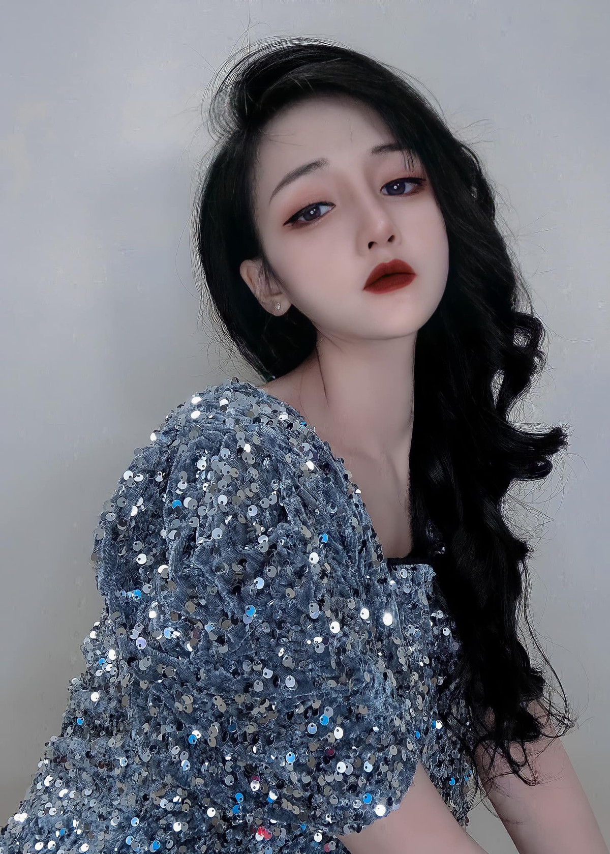 Gương mặt của gái xinh này xinh đẹp và trẻ trung không khác gì những nữ sinh cấp 2. Nhiều người còn nhầm tưởng cô gái xinh đẹp này là con lai, hay giống như "búp bê phiên bản người thật".