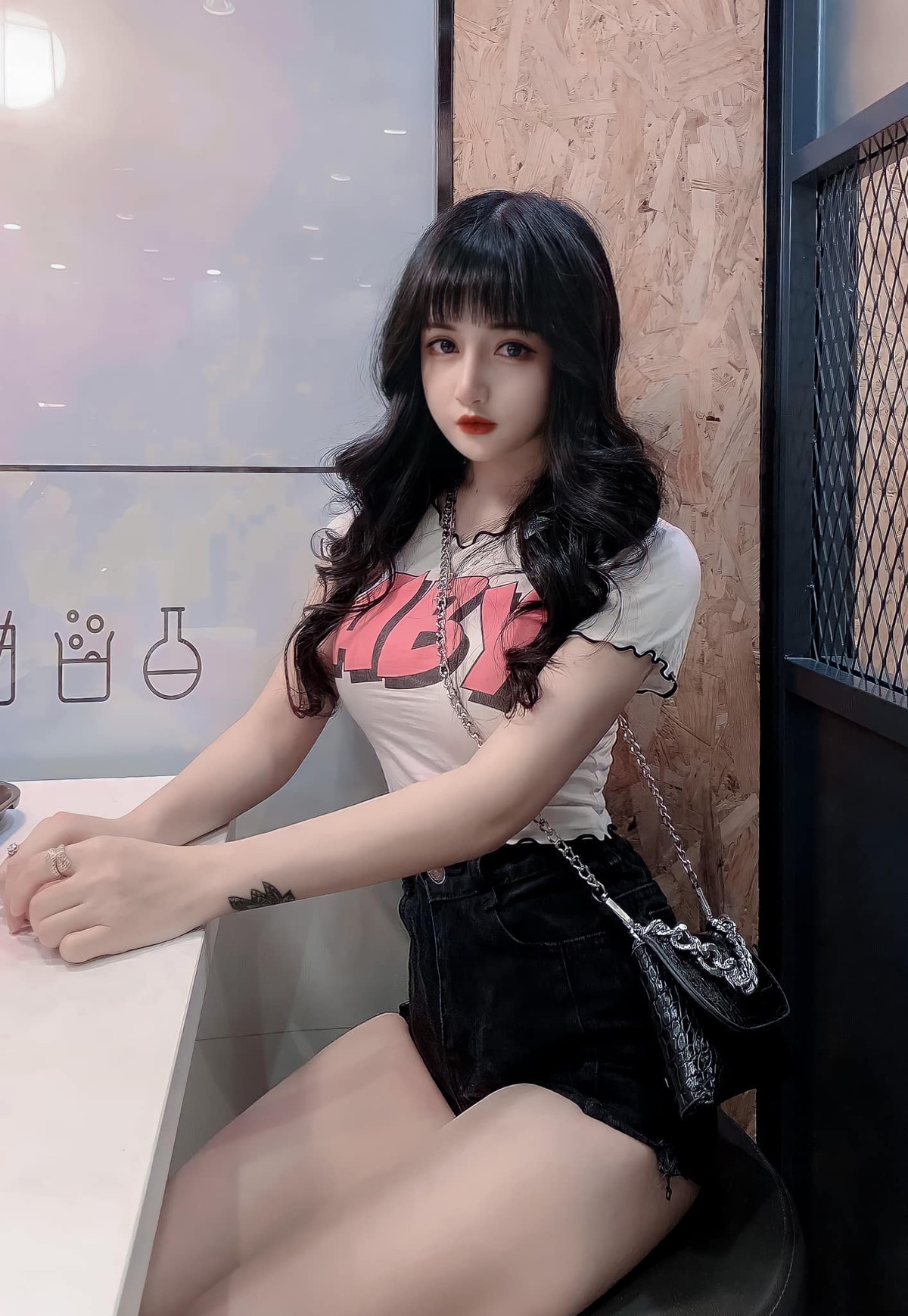 Kiều Trang thường khoe trọn nhan sắc ngọt ngào, quyến rũ của mình thông qua những bộ ảnh vào những dịp đặc biệt. Mỗi khoảnh khắc đó đều nhận được vô số lời khen ngợi.