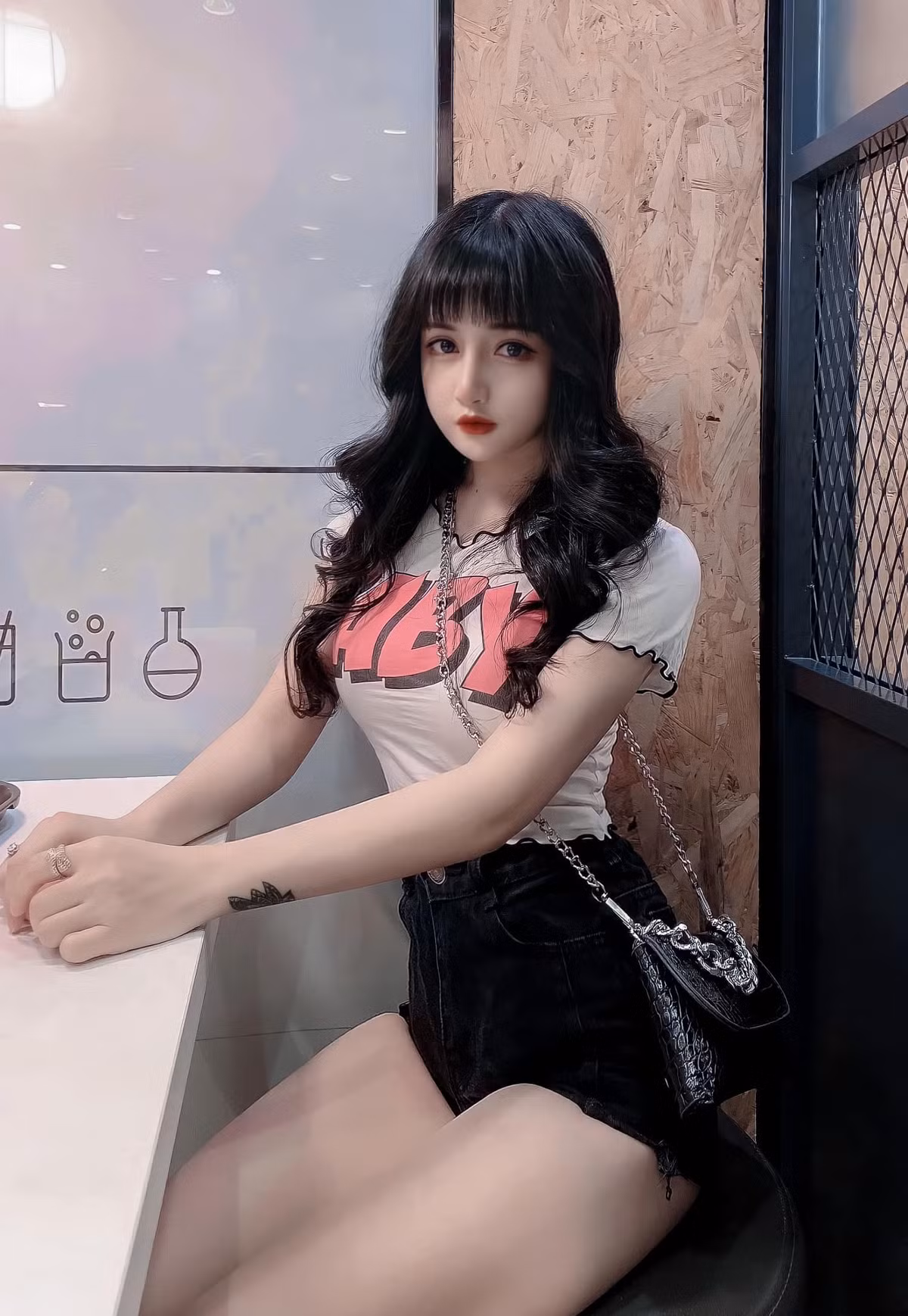 Kiều Trang thường khoe trọn nhan sắc ngọt ngào, quyến rũ của mình thông qua những bộ ảnh vào những dịp đặc biệt. Mỗi khoảnh khắc đó đều nhận được vô số lời khen ngợi.