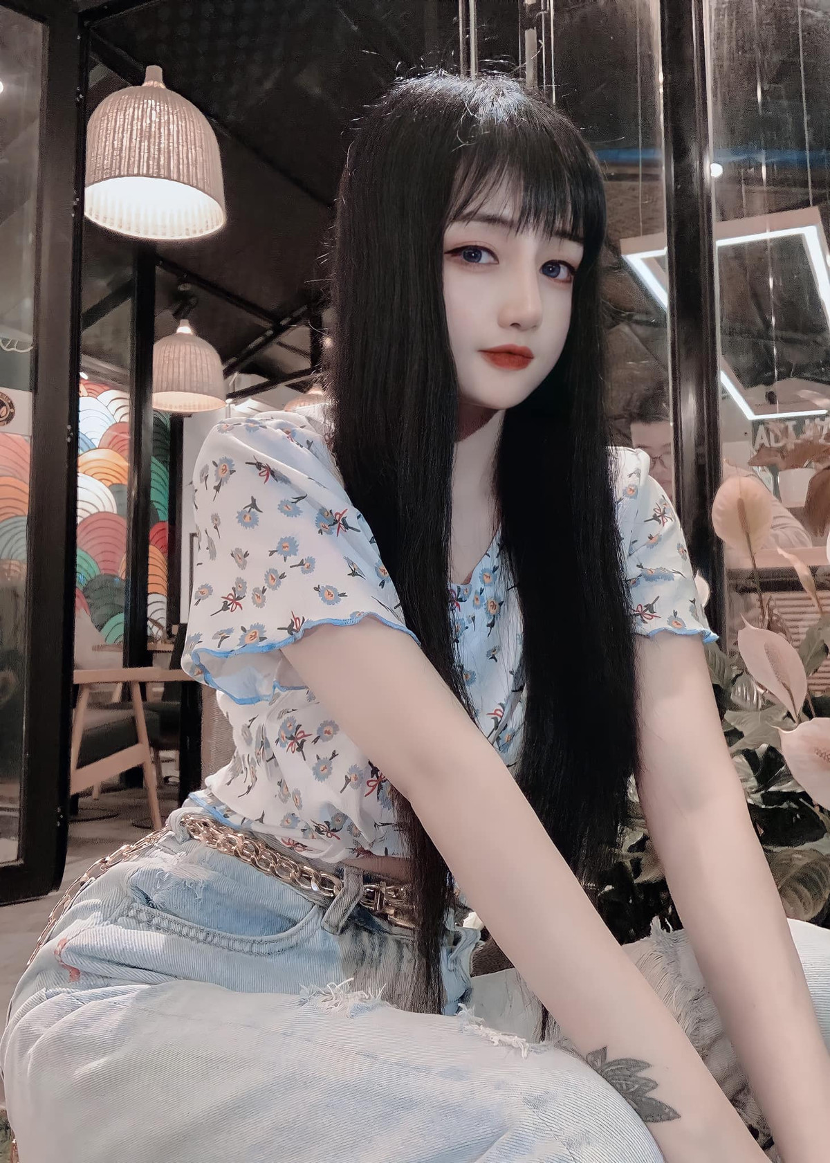 Không chỉ trẻ về gương mặt, đến cả phong cách của nàng hot girl 9x cũng rất thời thượng, hợp trend lại vô cùng năng động không khác gì thế hệ 2K bây giờ.