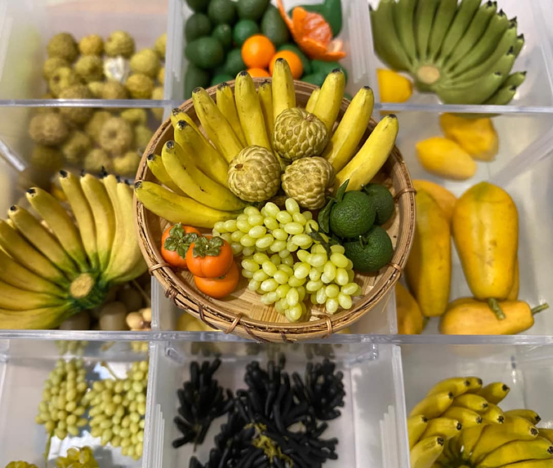  Mô hình đất sét của chị Quỳnh làm ra rất đa dạng, từ rau củ, trái cây các loại cho đến những món ăn vặt, tráng miệng trong và ngoài nước,... với kích thước siêu nhỏ, chỉ vài cm khiến ai nhìn cũng thích thú.