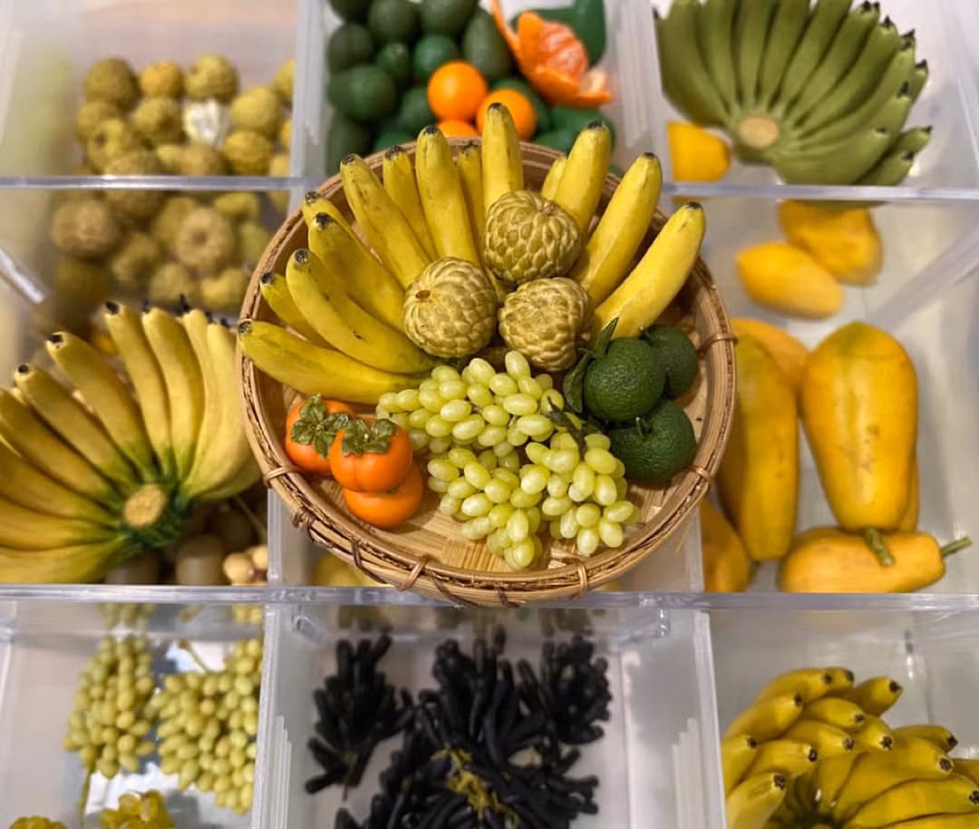  Mô hình đất sét của chị Quỳnh làm ra rất đa dạng, từ rau củ, trái cây các loại cho đến những món ăn vặt, tráng miệng trong và ngoài nước,... với kích thước siêu nhỏ, chỉ vài cm khiến ai nhìn cũng thích thú.