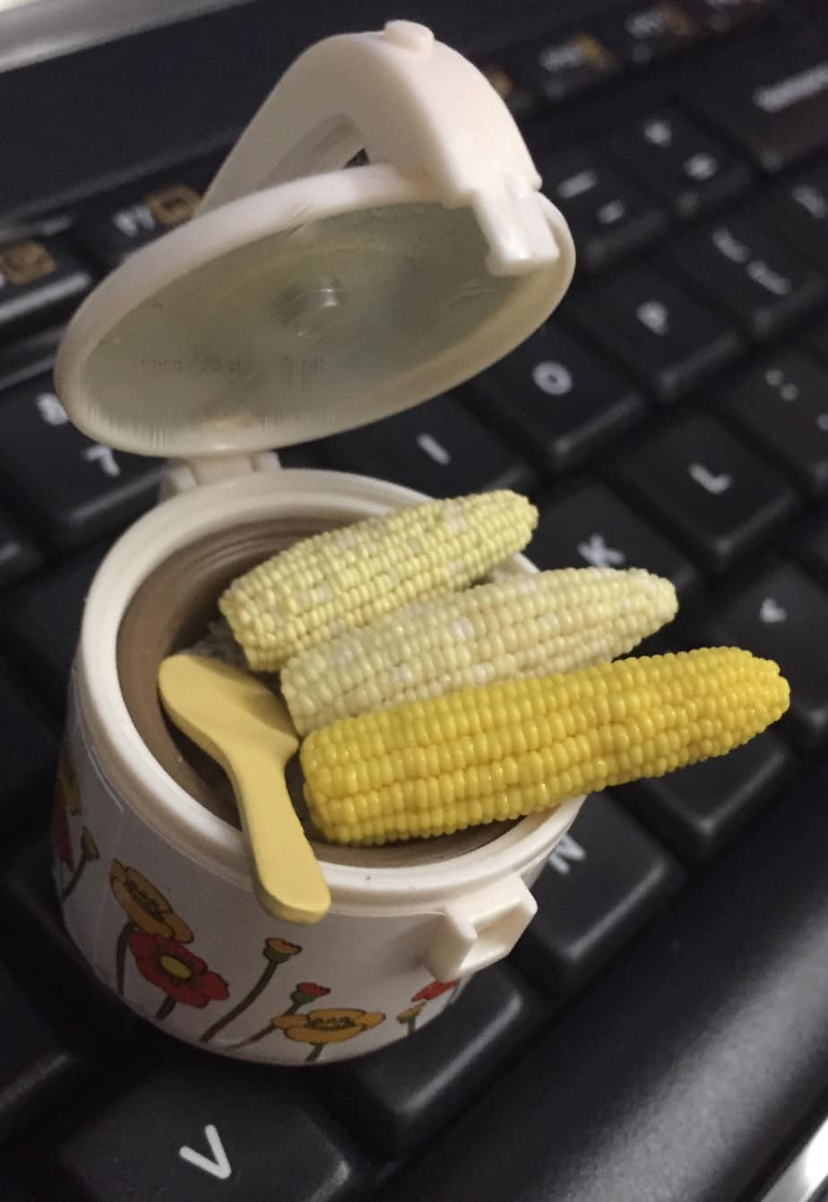 Cô gái 8X Hà Nội chủ yếu tạo hình đất sét theo chủ đề món ăn, rau củ quả với kích thước siêu nhỏ. Ảnh: FB Như Quỳnh Nguyễn