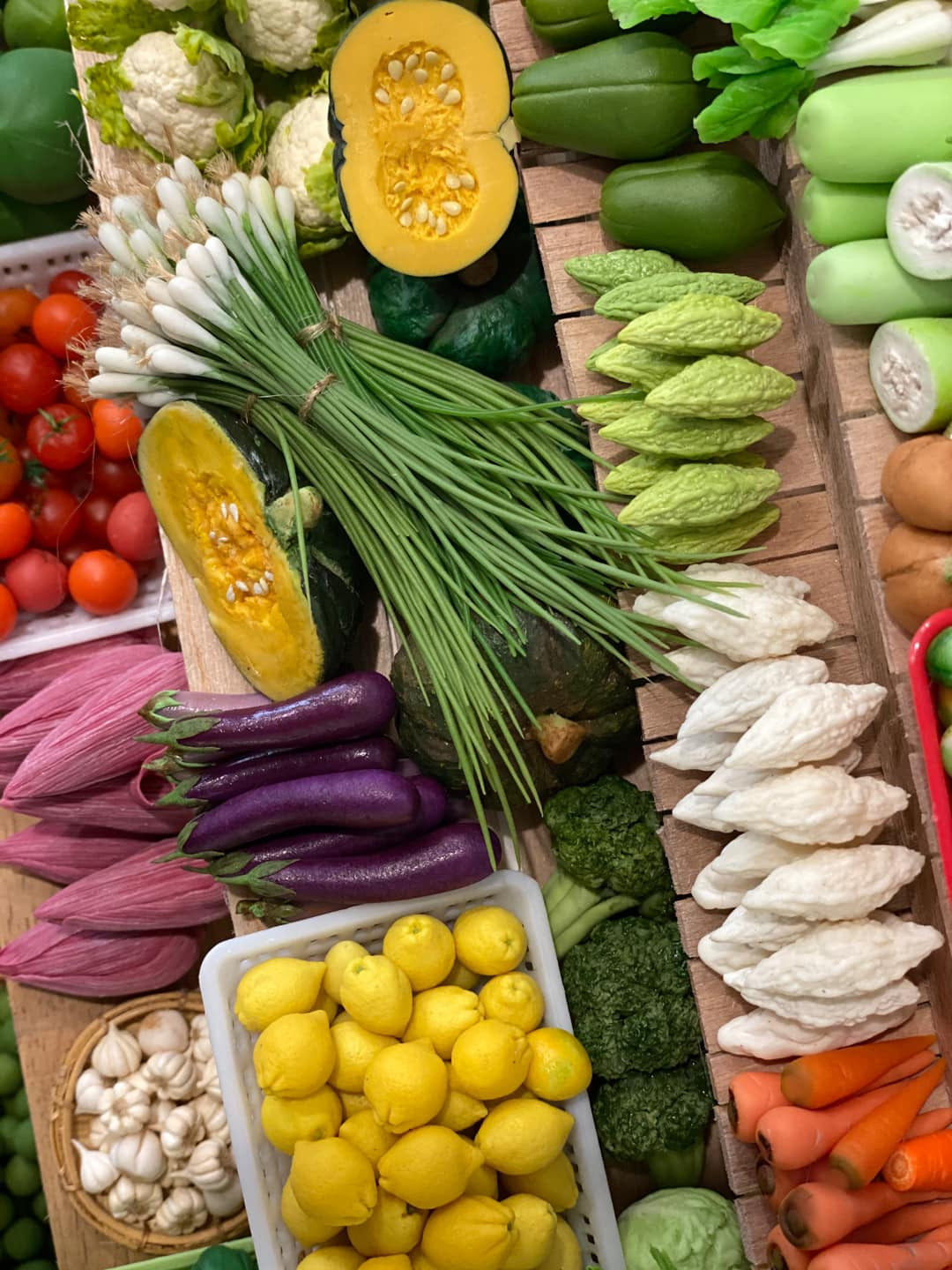 Những cục đất sét vô tri vô giác qua bàn tay khéo léo của chị Quỳnh đã được "hô biến" thành loạt món ăn, thực phẩm trang trí đẹp mắt, cầu kỳ, sinh động chẳng kém gì phiên bản gốc.