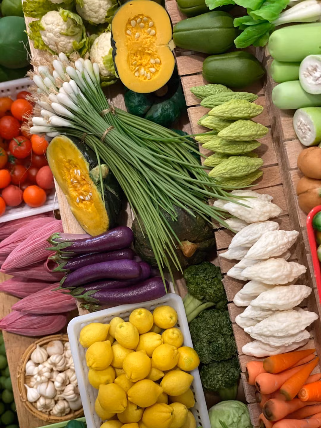 Những cục đất sét vô tri vô giác qua bàn tay khéo léo của chị Quỳnh đã được "hô biến" thành loạt món ăn, thực phẩm trang trí đẹp mắt, cầu kỳ, sinh động chẳng kém gì phiên bản gốc.