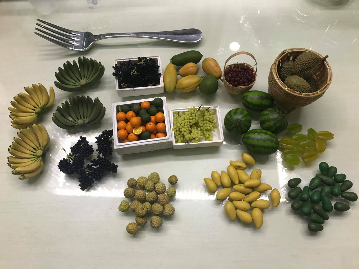 Được biết, để làm ra một mô hình đồ ăn từ đất sét, chị Quỳnh phải mất 4-5 tiếng để hoàn thiện. Tùy theo độ đơn giản hay phức tạp mà có thể mất nhiều thời gian hơn, có khi là vài ngày mới xong một sản phẩm.