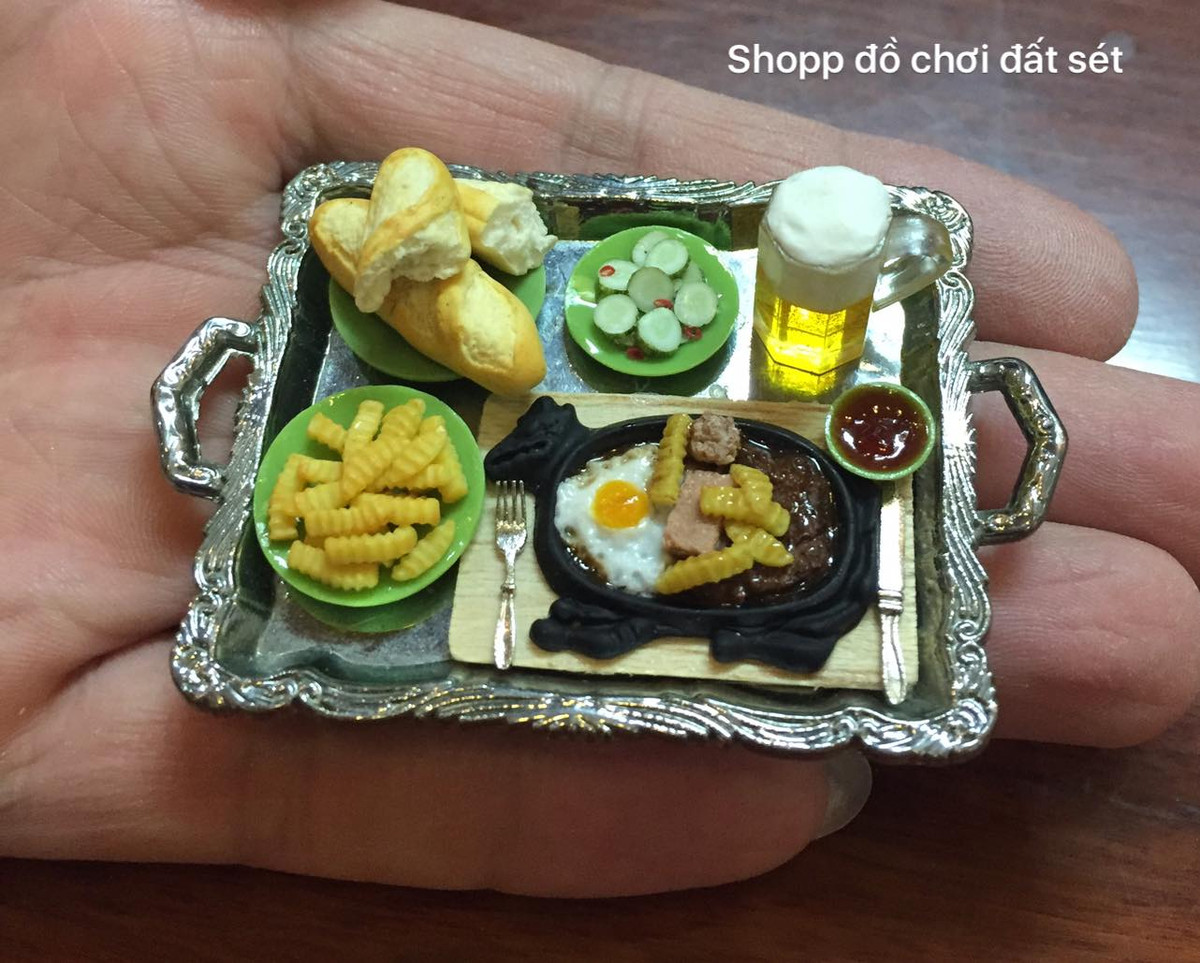 Những mô hình đất sét của chị nhận được sự quan tâm cực lớn từ cộng đồng mạng, hầu hết đều khen ngợi bàn tay khéo léo, tỉ mẩn của chị khi làm ra những món đồ siêu nhỏ như thế này.