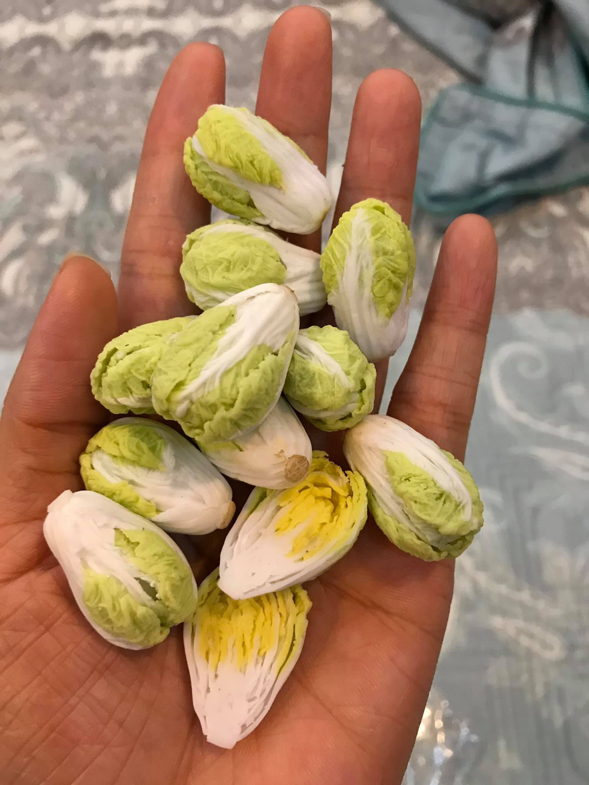 Nhiều người khi xem các sản phẩm đất sét của chị đều không khỏi ngỡ ngàng và nhận xét giống hệt phiên bản gốc.