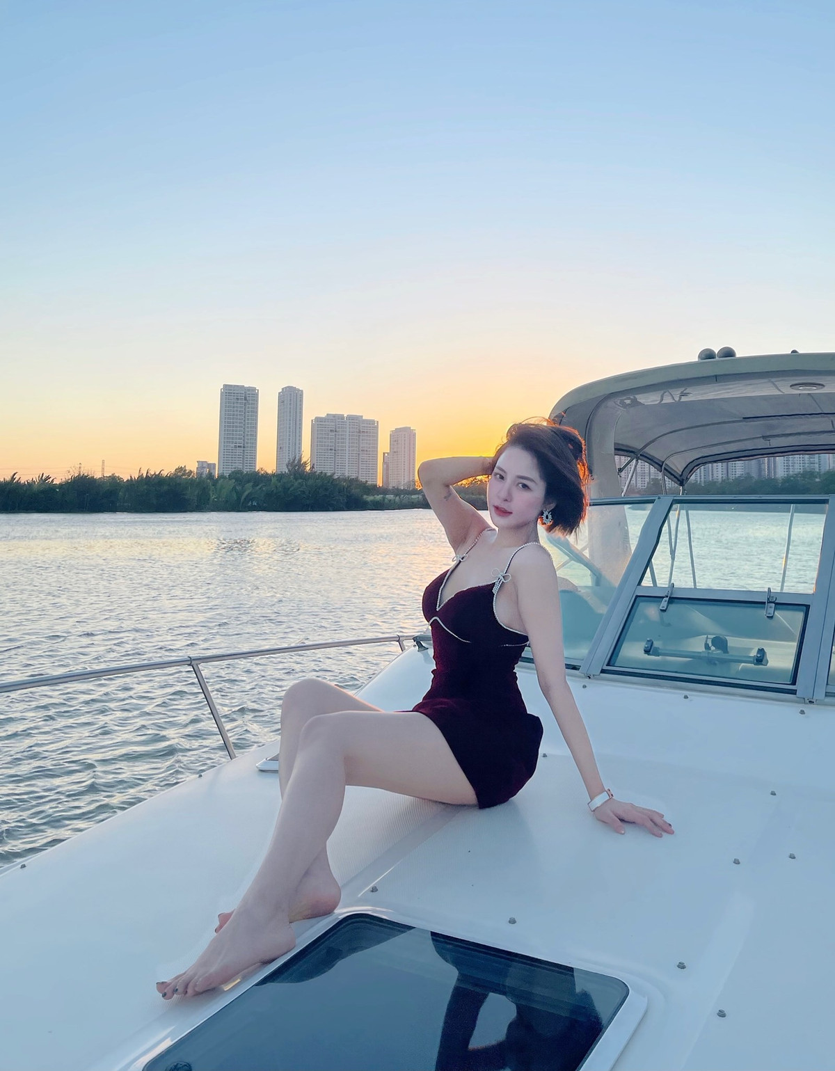 Gương mặt và thân hình "chuẩn hot girl" cùng thần thái hút hồn và làn da trắng mịn không tì vết của Trâm Anh chưa bao giờ khiến cư dân mạng hết trầm trồ.