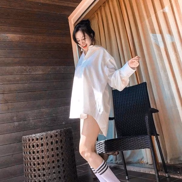 Tuy nhiên, điểm khiến người xem chú ý chính là việc chọn chiếc áo hờ hững giấu quần làm ai cũng lầm tưởng hot girl bà Tưng không mặc quần. Nhiều cư dân mạng còn phải ngại ngùng thay với mốt trang phục này của cô.