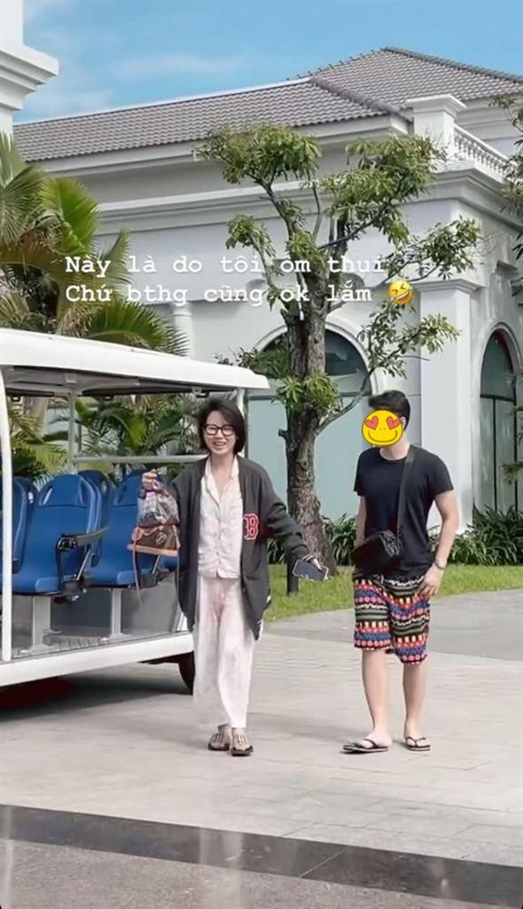 Gái xinh RMIT mặc đồ bộ ở nhà, bên ngoài khoắc thêm chiếc áo nỉ, đầu tóc không được chải chuốt, gương mặt dù đang nở nụ cười nhưng trông vẫn khá phờ phạc.