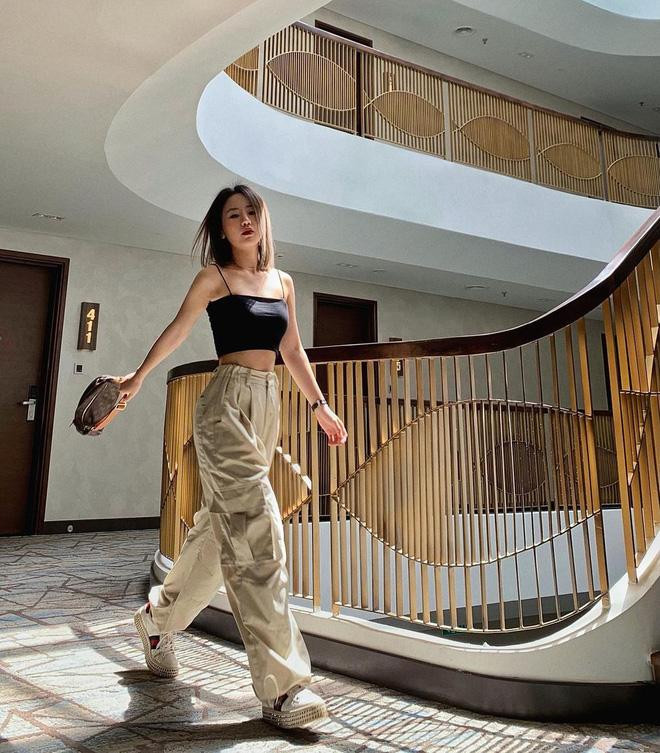 Trên trang cá nhân, nữ rich kid này luôn xuất hiện với hình ảnh chỉn chu, xịn xò với loạt đồ hiệu. Tuy nhiên mới đây, trong hình ảnh chia sẻ khoảnh khắc về nhà nghỉ lễ, Trinh khiến netizen giật mình với nhan sắc ngoài đời xuề xoà khó tin.