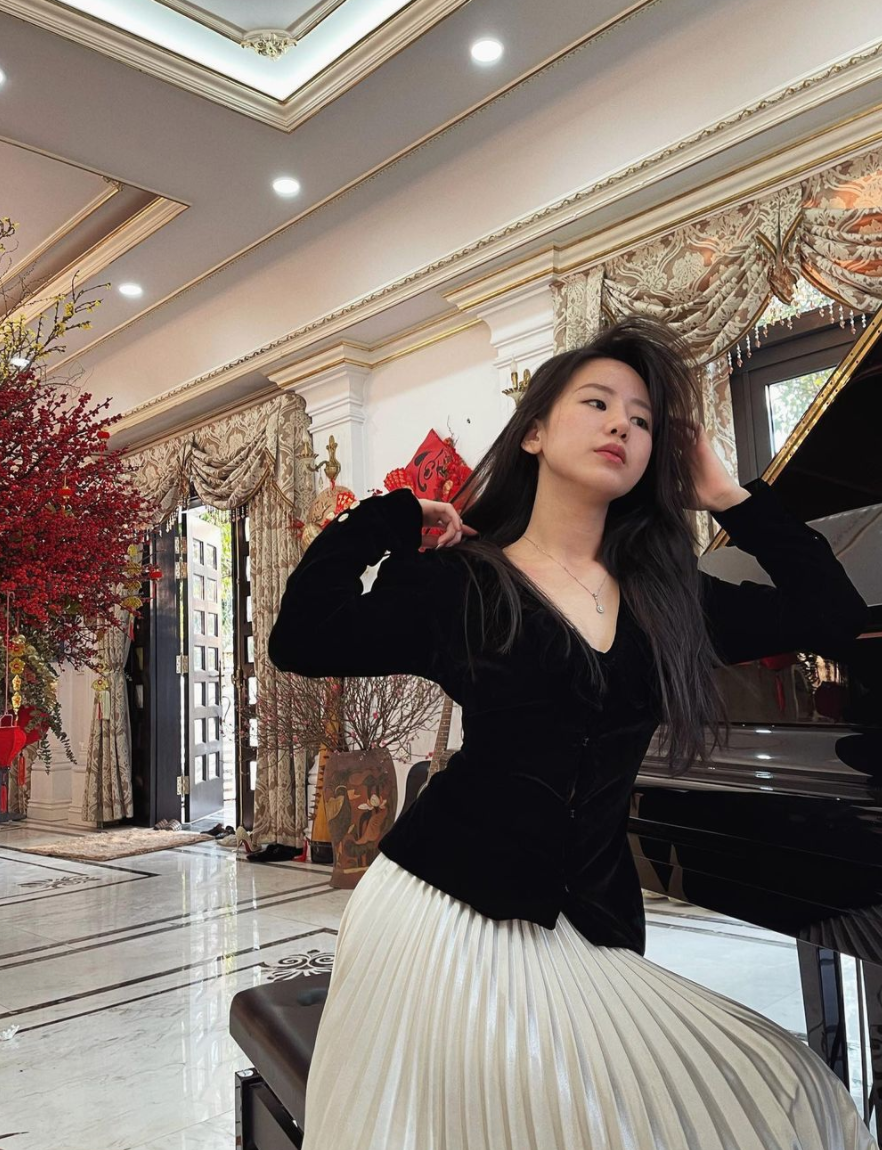 Nguyễn Thảo Trinh (sinh năm 2000) được biết đến là hot girl của đại học RMIT. Ngoài việc học tập và quản lý khách sạn của gia đình, Trinh còn có kênh Youtube riêng của mình với nhiều lượt theo dõi.