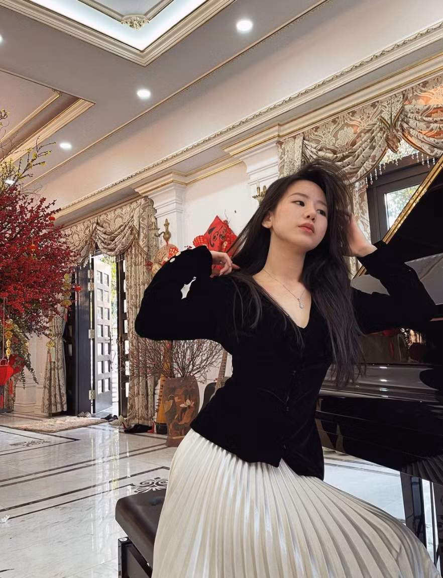 Nguyễn Thảo Trinh (sinh năm 2000) được biết đến là hot girl của đại học RMIT. Ngoài việc học tập và quản lý khách sạn của gia đình, Trinh còn có kênh Youtube riêng của mình với nhiều lượt theo dõi.