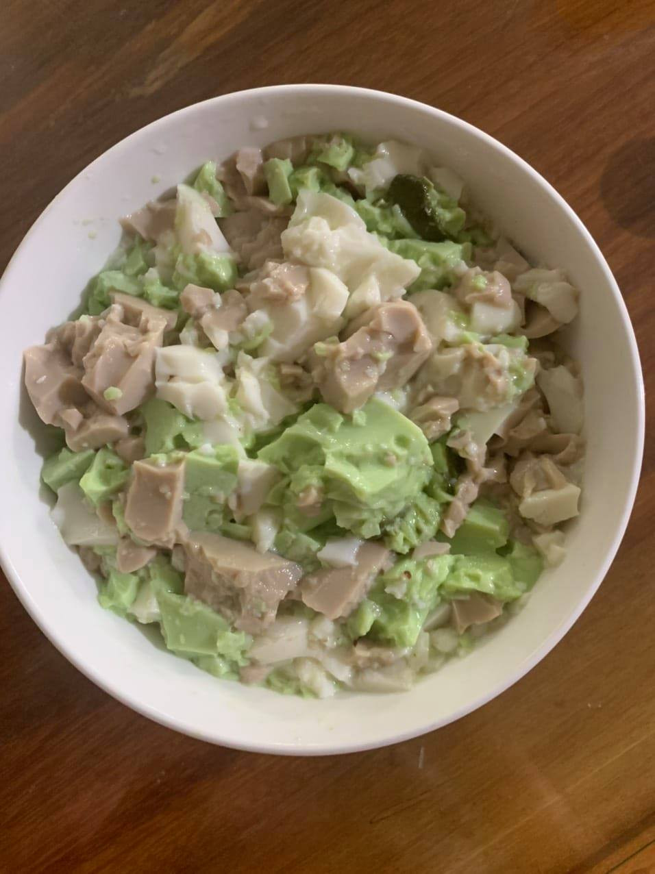 Tác phẩm chè khúc bạch này đúng chuẩn dành cho hội chị em "ghét bếp". Từng miếng khúc bạch thay vì nhỏ nhắn, mềm mịn nay lại bị xới tung không còn ra hình thù gì.