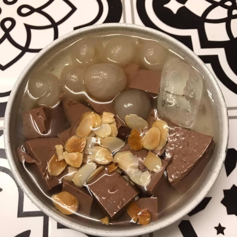 Trổ tài làm món chè khúc bạch socola, cô gái này khiến người nhìn liên tưởng đến món tiết lợn chan canh. Thành phẩm của cô nàng khác xa với thực tế khiến netizen ai cũng phải sốc.