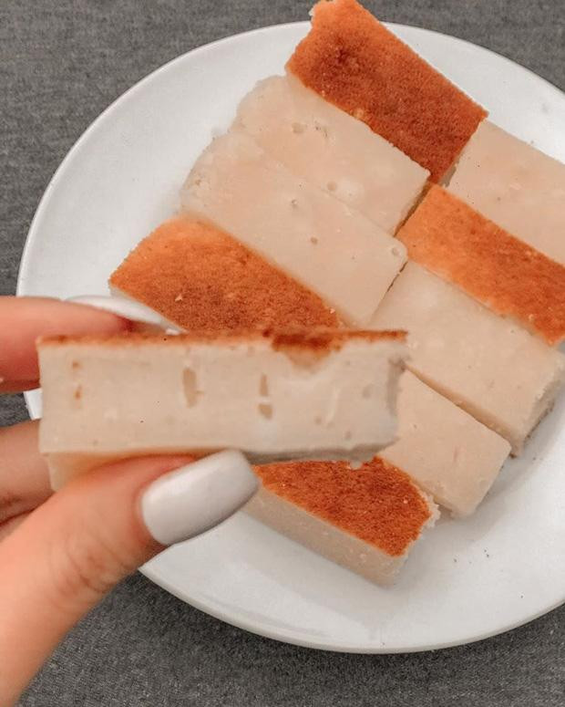 Không riêng gì món chè khúc bạch, nhiều món ăn thảm họa khác cũng được các chị em "ghét bếp" biến hóa khôn lường khiến ai nhìn xong cũng chỉ biết cười thôi. Điển hình như chiếc bánh bông lan trong ảnh được làm bằng nồi cơm điện nhưng ai nhìn vào cũng tưởng là chả quế.