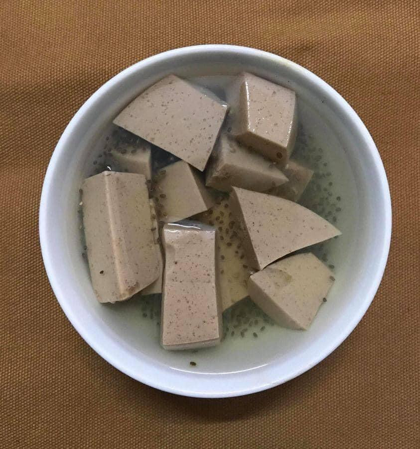 Nhiều cô nàng thích thể hiện khả năng nấu nướng của mình nên ngoài mâm cơm gia đình họ còn bày vẽ làm chè hay bánh trái. Chè khúc bạch là một trong những món chè được nhiều chị lựa chọn để trổ tài, vì cách làm không hề dễ nên từ đây mà họ cho ra đời nhiều món chè "chuẩn" thảm họa.