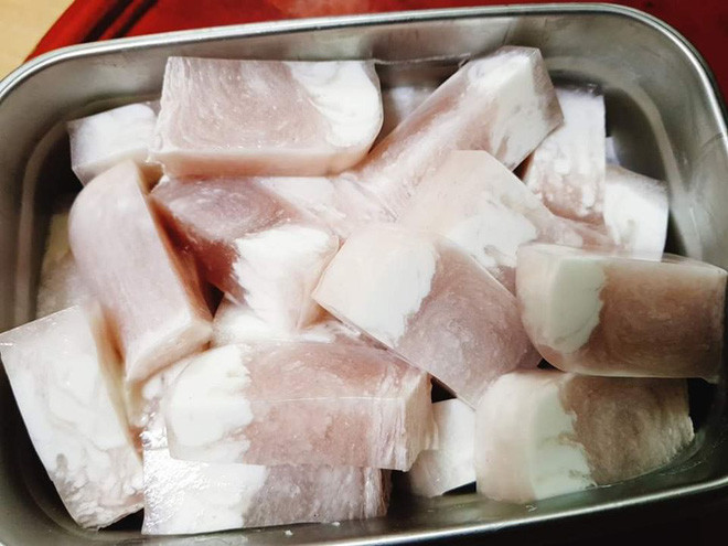 Miếng thạch rau câu khi được cắt ra còn giống miếng thịt lợn hơn nữa, sự biến hóa diệu kỳ này khiến netizen ai cũng thán phục.