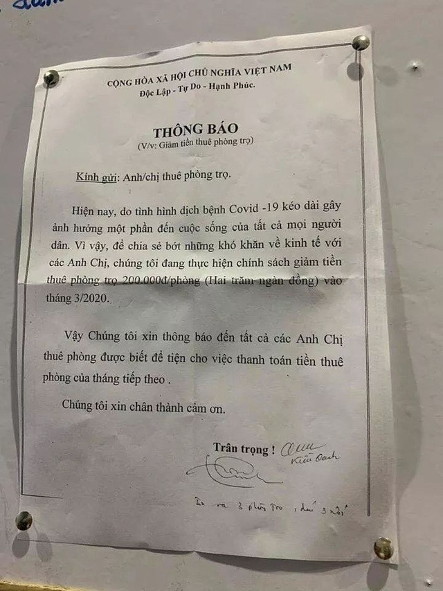 Những tờ thông báo được dán trên tường về việc giảm giá tiền phòng khiến ai nấy đều thấy ấm lòng.