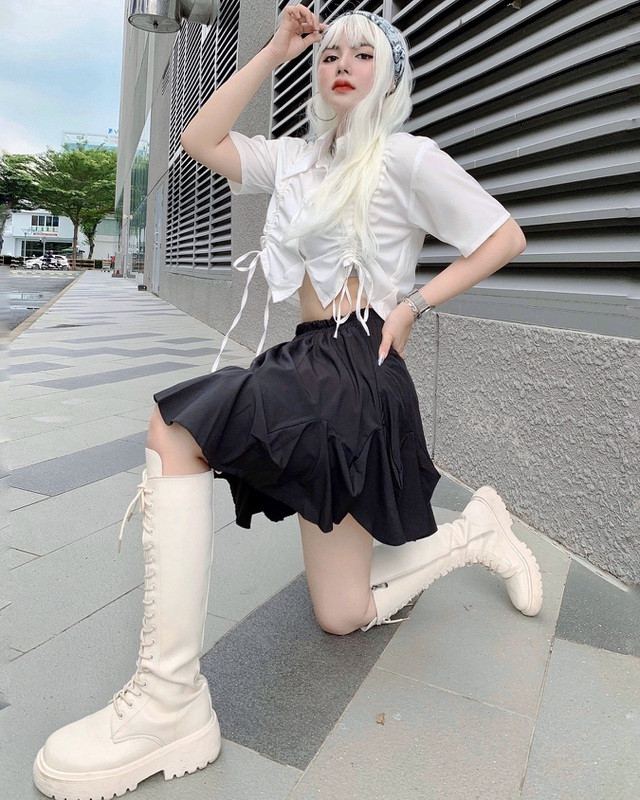 Ngọc Khanh gây ấn tượng với người đối diện bởi nhan sắc khả ái, đôi mắt to tròn cùng nụ cười răng khểnh duyên dáng. Hơn nữa, cô gái này cũng có nước da trắng và phong cách thời trang đa dạng.