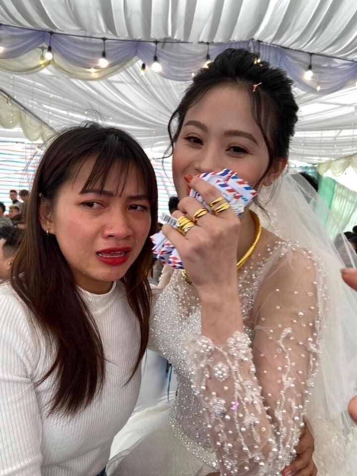 Theo đó, cô gái mặc áo trắng, quần jean xinh đẹp đã tiến tới khóc lóc, hai mắt đỏ hoe ôm cô dâu là bạn thân giữa đám đông.