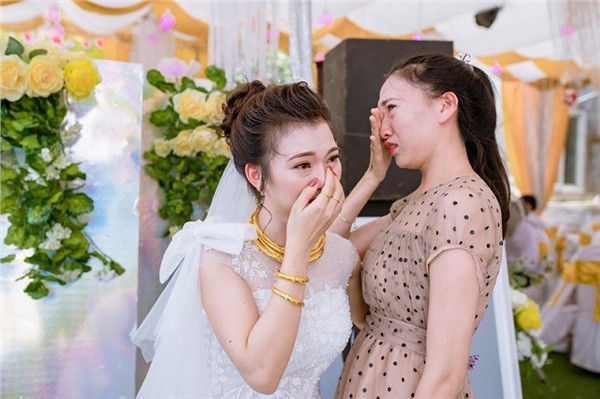 Cô bạn Mai Hương chính thức lên xe hoa về nhà chồng, trong ngày trọng đại đó, Thanh Hường đã không giấu nổi cảm xúc mà bật khóc ngon lành.