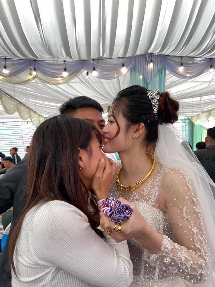 Họ dành lời khen ngợi cho tình bạn thắm thiết giữa hai cô nàng và chúc phúc cho cô gái "khóc nhè" sẽ sớm lấy chồng như ý.