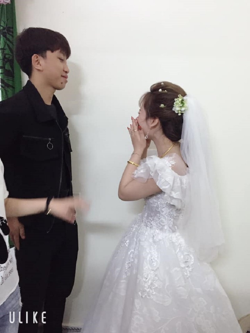 Chàng trai tên Hiếu này từng gây sốt MXH với khoảnh khắc quyến luyến không rời cô bạn thân trong ngày cưới. Chơi thân thiết là vậy, nên đến lúc bạn đi lấy chồng, anh chàng đã không kiềm được nước mắt.