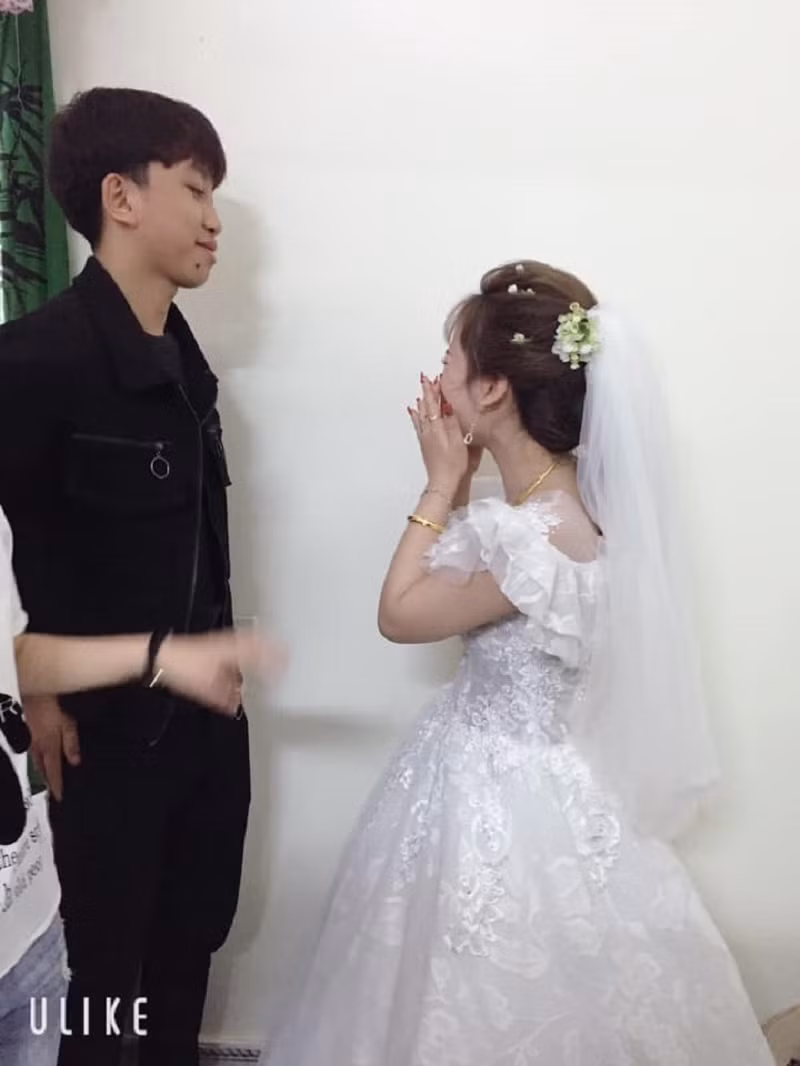 Chàng trai tên Hiếu này từng gây sốt MXH với khoảnh khắc quyến luyến không rời cô bạn thân trong ngày cưới. Chơi thân thiết là vậy, nên đến lúc bạn đi lấy chồng, anh chàng đã không kiềm được nước mắt.