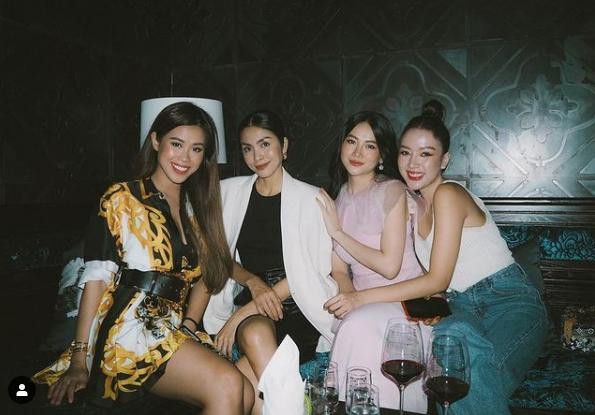 Ngay sau khi nhận được lời chúc mừng từ chị dâu, Tiên Nguyễn cũng đã chia sẻ bài đăng và gửi lời cảm ơn. Cô nàng còn gọi Hà Tăng là "chị yêu" đầy gần gũi và thân mật.