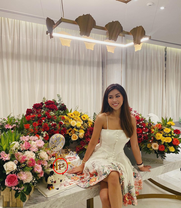 Mới đây, rich kid Tiên Nguyễn đăng ảnh đón tuổi 25 giữa rất nhiều lẵng hoa xinh đẹp. Cô nàng đã viết caption bày tỏ sự biết ơn khi có thêm một sinh nhật ấm áp nữa bên cạnh gia đình.