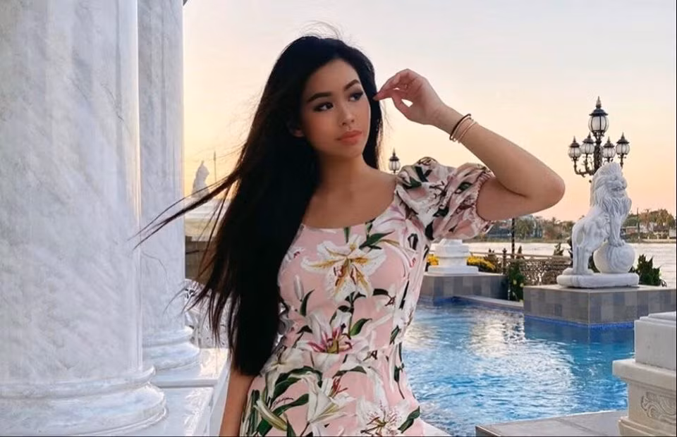 Dù không theo đuổi nghệ thuật nhưng Tiên Nguyễn lại "nổi như cồn" nhờ sở hữu phong cách thời trang sang chảnh, vẻ đẹp quyến rũ cùng xuất thân "trâm anh thế phiệt".