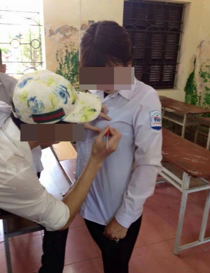 Không chỉ để cho có các bạn nữ viết vào vị trí nhạy cảm trên áo, nữ sinh này còn để cho bạn giới tính nam thực hiện điều này. Ảnh: Tổng hợp