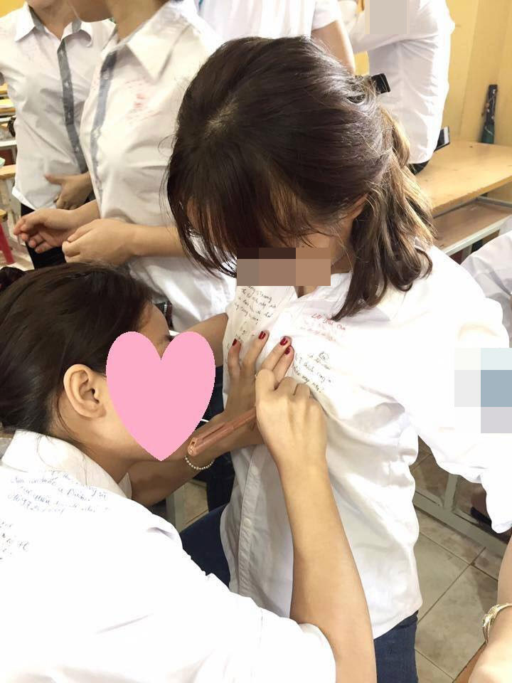 Trước đó, trên các diễn đàn xuất hiện vô số trường hợp tương tự. Xem ảnh xong, nhiều người "đỏ mặt"" chẳng nói thành lời trước sự bạo dạn của học sinh ngày nay.