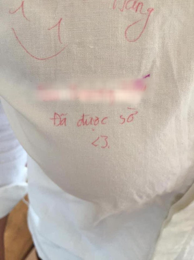 Dòng lưu bút phản cảm trên ngực áo của một nữ sinh từng khiến cư dân mạng hết sức "nóng mắt".