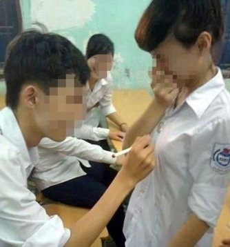 Theo giải thích của một số dân mạng, nếu nhìn các dòng chữ được viết khá đều màu cũng như tròn vành nên khả năng cao là nữ sinh trong lớp xếp áo lên rồi để cho một người ký.