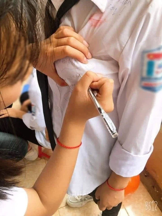 Mới đây trên mạng xã hội liên tục lan truyền hình ảnh một nữ sinh được bạn học ký lưu bút lên áo. Thay vì ký ở những chỗ an toàn khác thì nữ sinh này lại ký ngay phần ngực áo của bạn học.