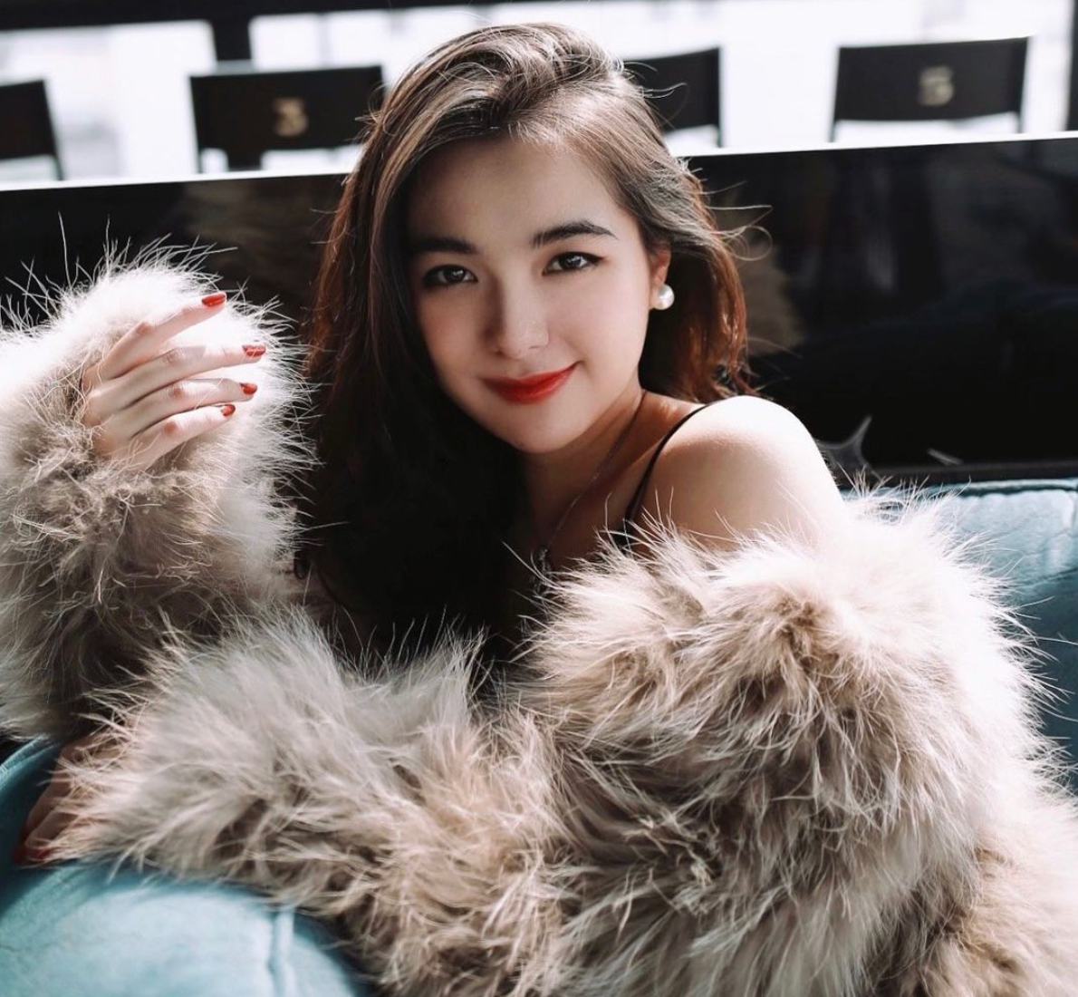 Tìm hiểu về cuộc sống của Hồ Thiên Trang, nhiều người biết rằng cô bạn này có xuất thân gia đình khá giả. Tuy nhiên, không phải vì thế mà hot girl lai 10X này mà "ngồi mát, ăn bát vàng".