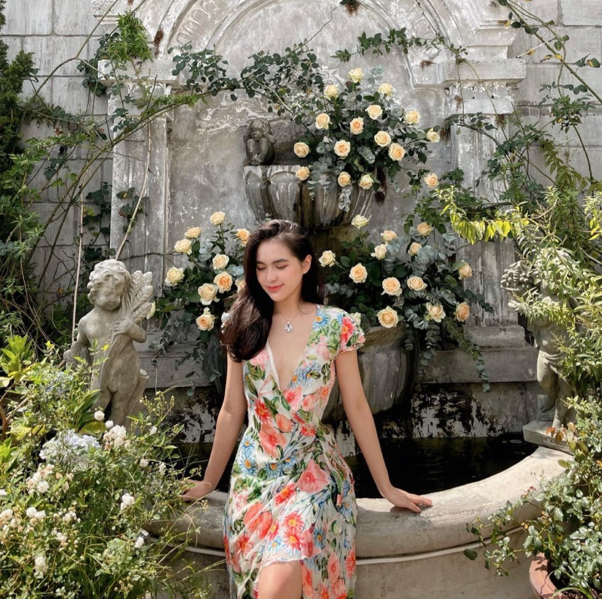 Gái xinh 2K này chỉ quấn hờ chiếc khăn che phần dưới còn phần trên thì để lộ nguyên tấm lưng thon cùng đường cong cuốn hút. Dù không quá lộ liễu nhưng chừng đó thôi cũng làm nhiều người cảm thấy nóng bỏng mắt.