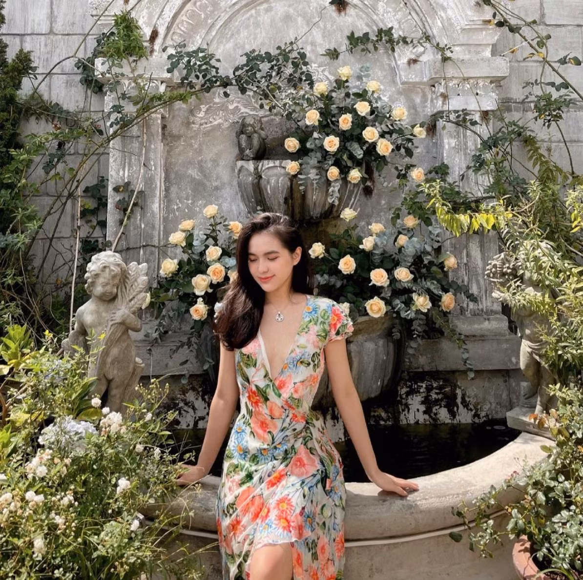 Gái xinh 2K này chỉ quấn hờ chiếc khăn che phần dưới còn phần trên thì để lộ nguyên tấm lưng thon cùng đường cong cuốn hút. Dù không quá lộ liễu nhưng chừng đó thôi cũng làm nhiều người cảm thấy nóng bỏng mắt.