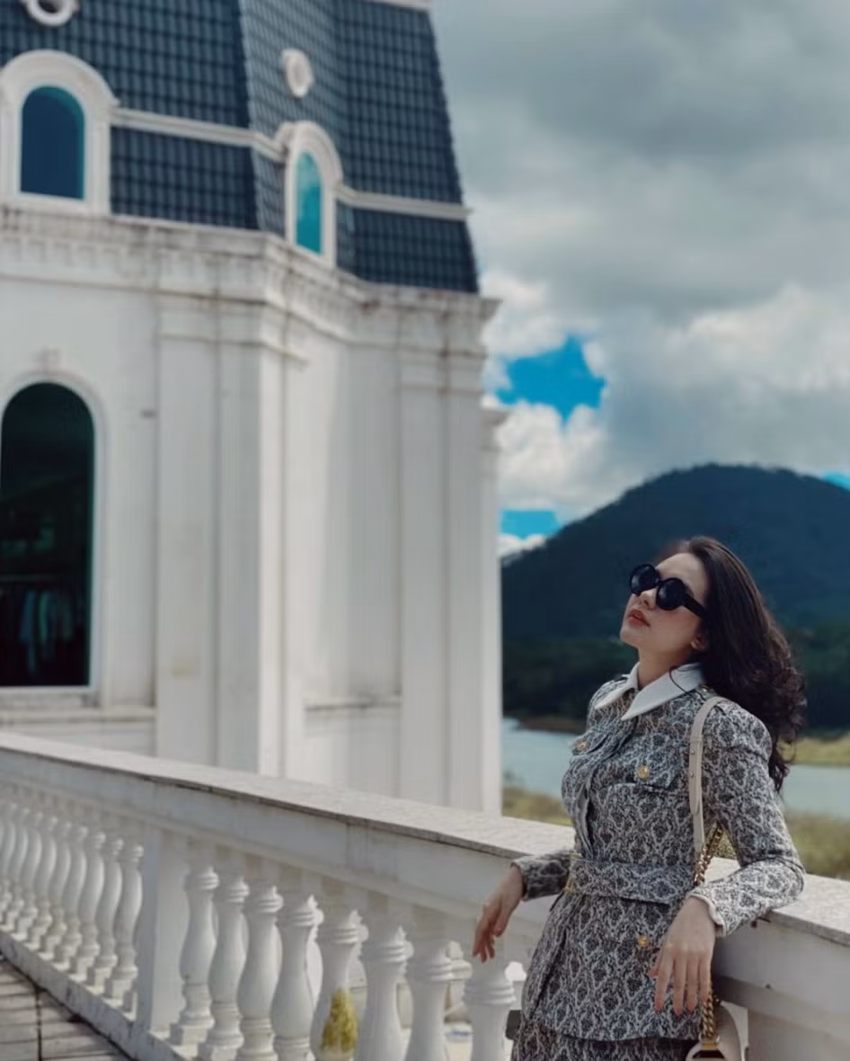 Nhờ lợi thế về diện mạo nên Thiên Trang đã làm người mẫu ảnh. Cô nàng 10X chia sẻ bén duyên với nghề từ năm học lớp 10, với số tiền cát xê ban đầu là 2 triệu đồng, đến nay mức cát xê đã tăng thêm 3-4 lần.