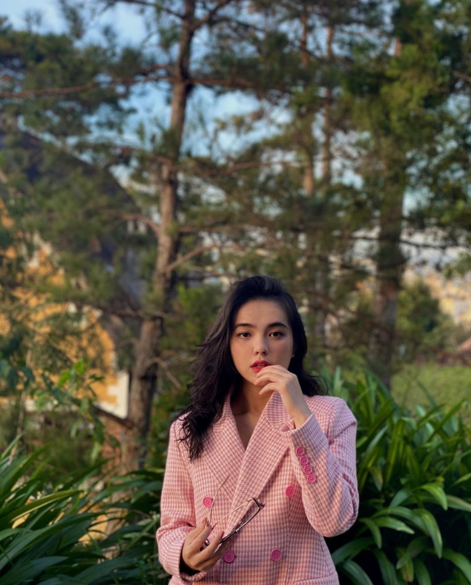 Không chỉ làm mẫu ảnh, Thiên Trang còn làm PR, quảng cáo sản phẩm trên trang cá nhân và cả kinh doanh bất động sản.