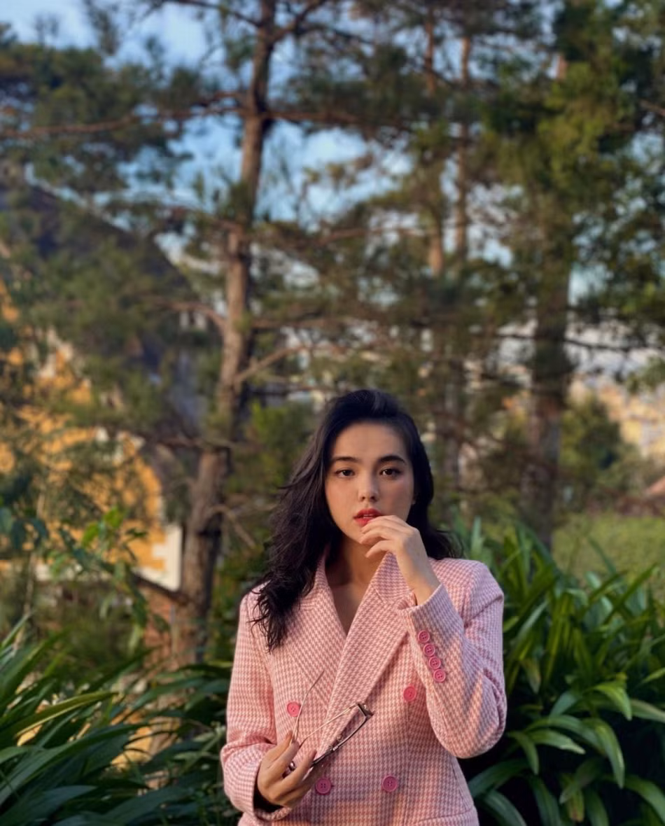 Không chỉ làm mẫu ảnh, Thiên Trang còn làm PR, quảng cáo sản phẩm trên trang cá nhân và cả kinh doanh bất động sản.