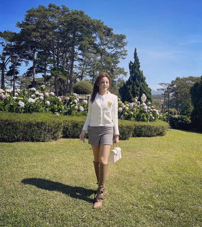 Huyền Baby đã kịp có cho mình một album "sống ảo" riêng tại nơi đây với trang phục trẻ trung nhưng cũng không kém phần sang chảnh.