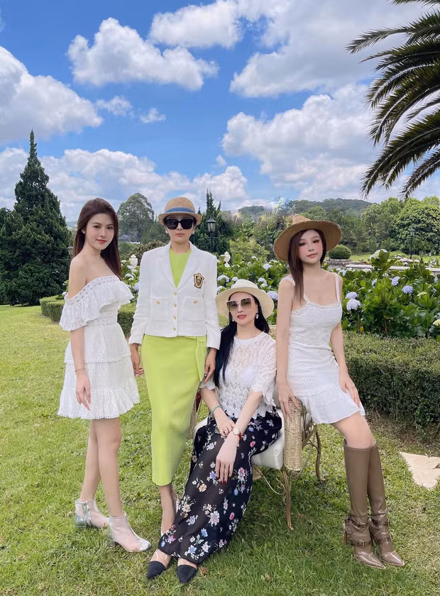 Mới đây trên trang cá nhân, Huyền Baby khoe một bức ảnh check-in cùng gia đình tại Đà Lạt, điều mà ai cũng phải chú ý chính là nhan sắc cực phẩm của tất cả thành viên gia đình có mặt trong bức ảnh này.