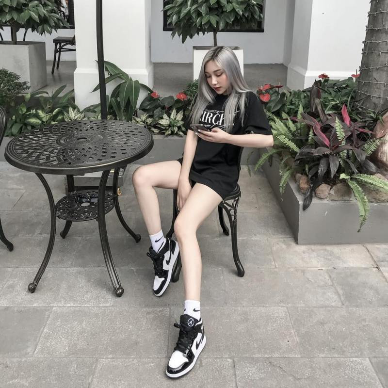 Hiện tại, ngoài theo học chuyên ngành, cô còn là mẫu ảnh tự do tại Hà Nội.